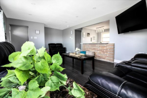 The Grand Gorge Villa-With Private Yard & Parking, Minutes From Falls & Casino by Niagara Hospitaliy